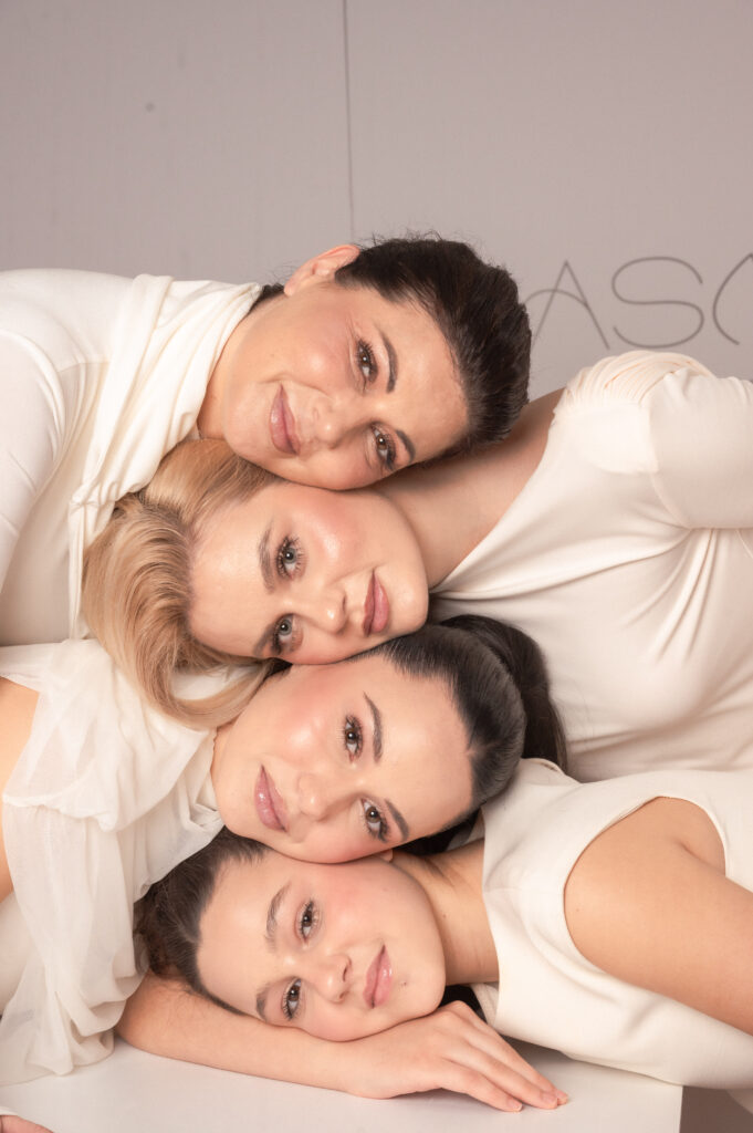 Cetiri devojke sa različitim tipovima kose i profesionalnom šminkom u Beauty Centru Jasmin.