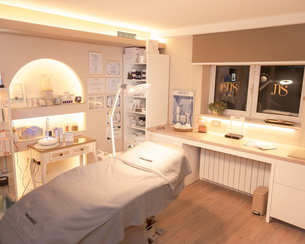 Moderno opremljena soba za kozmetičke tretmane u Jasmin beauty centru sa Mesoestetic proizvodima.